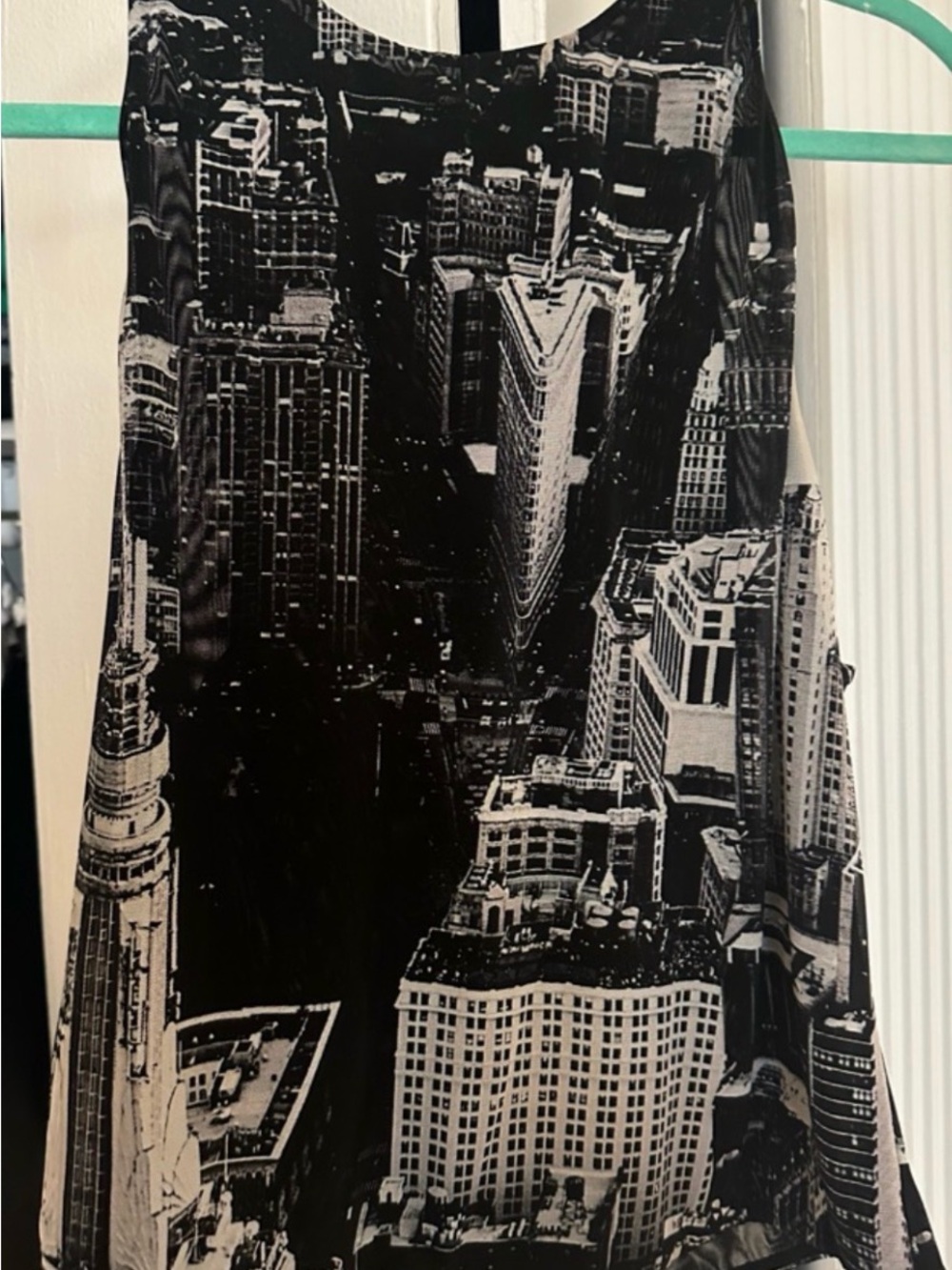 Alice + Olivia NYC Skyline Graphic Crop Tank | SIZE M | Like New - Picture 6 of 7